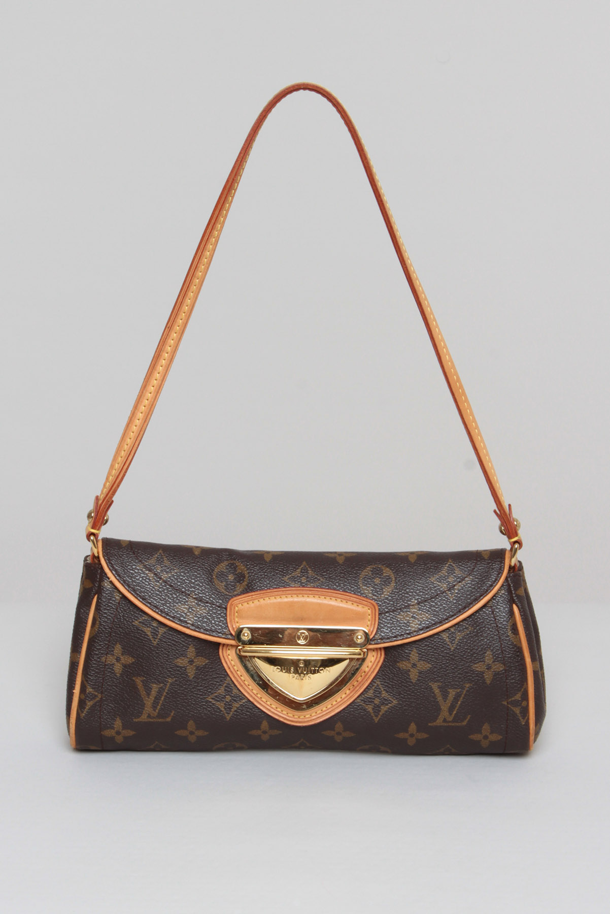 Uma bolsa preta da marca louis vuitton.